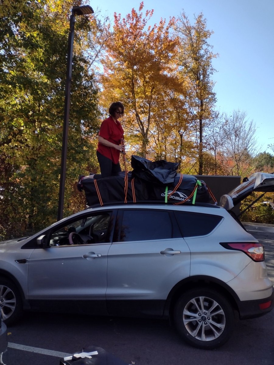 Moore2Music's tweet image. Clampetts move to Florida. Theresa on top of her car adding yet another carrier to free up room in both cars!!