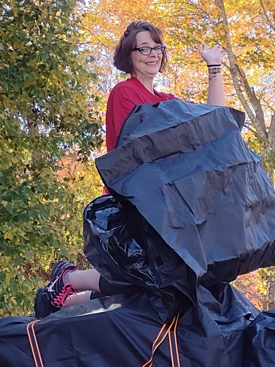 Moore2Music's tweet image. Clampetts move to Florida. Theresa on top of her car adding yet another carrier to free up room in both cars!!