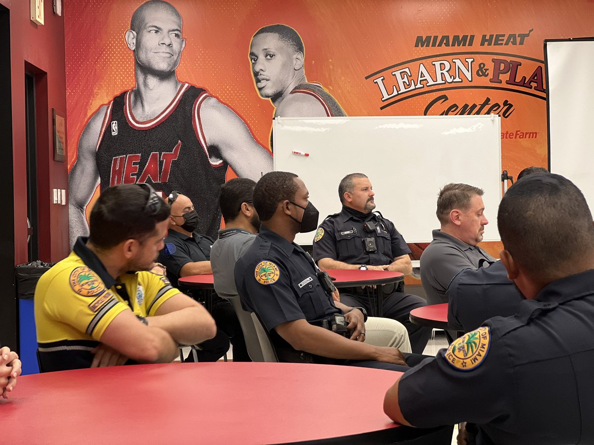 A continuation of @Dedication2Comm training at the Little Haiti Cultural Center. #dedicationtocommunity #miamipd Thank you to @MiamiHEAT for the collaboration. 👍