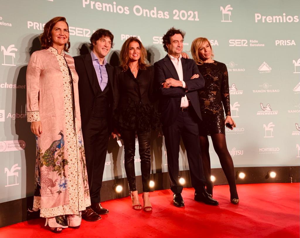 MasterChef_es's tweet photo. ¡Súper looks! Muy felices en los #Ondas2021 para recibir nuestro galardón como mejor programa de entretenimiento del pasado año 💖 @Premios_Ondas #MasterChef https://t.co/VIGSl63pBz