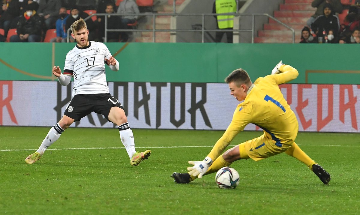 DFBNachwuchs's tweet photo. 🗨️ Jan #Thielmann nach #GERSMR:
"Wir haben den Konter vor dem 4:0 schnell ausgespielt, wodurch ich genug Zeit hatte. Das Spiel gegen Polen ist noch immer nicht ganz verarbeitet, aber mit dem Sieg heute können wir beruhigt ins neue Jahr starten."

#HERZZEIGEN #U21 | 📸 Imago https://t.co/5nT799nu8m