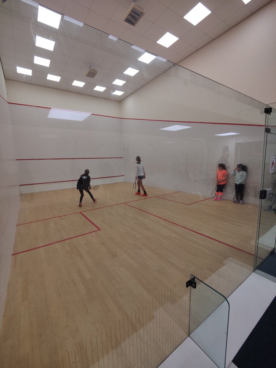 Groveparksquash's tweet photo. That's the junior girls clinic finished - thanks @Donnasquash - looksmlike fun.  Now for the @NWCSquashLeague Div 1 Squash. Follow on our YouTube channel https://t.co/773fFeMhQO https://t.co/SM5LBMZ4lM