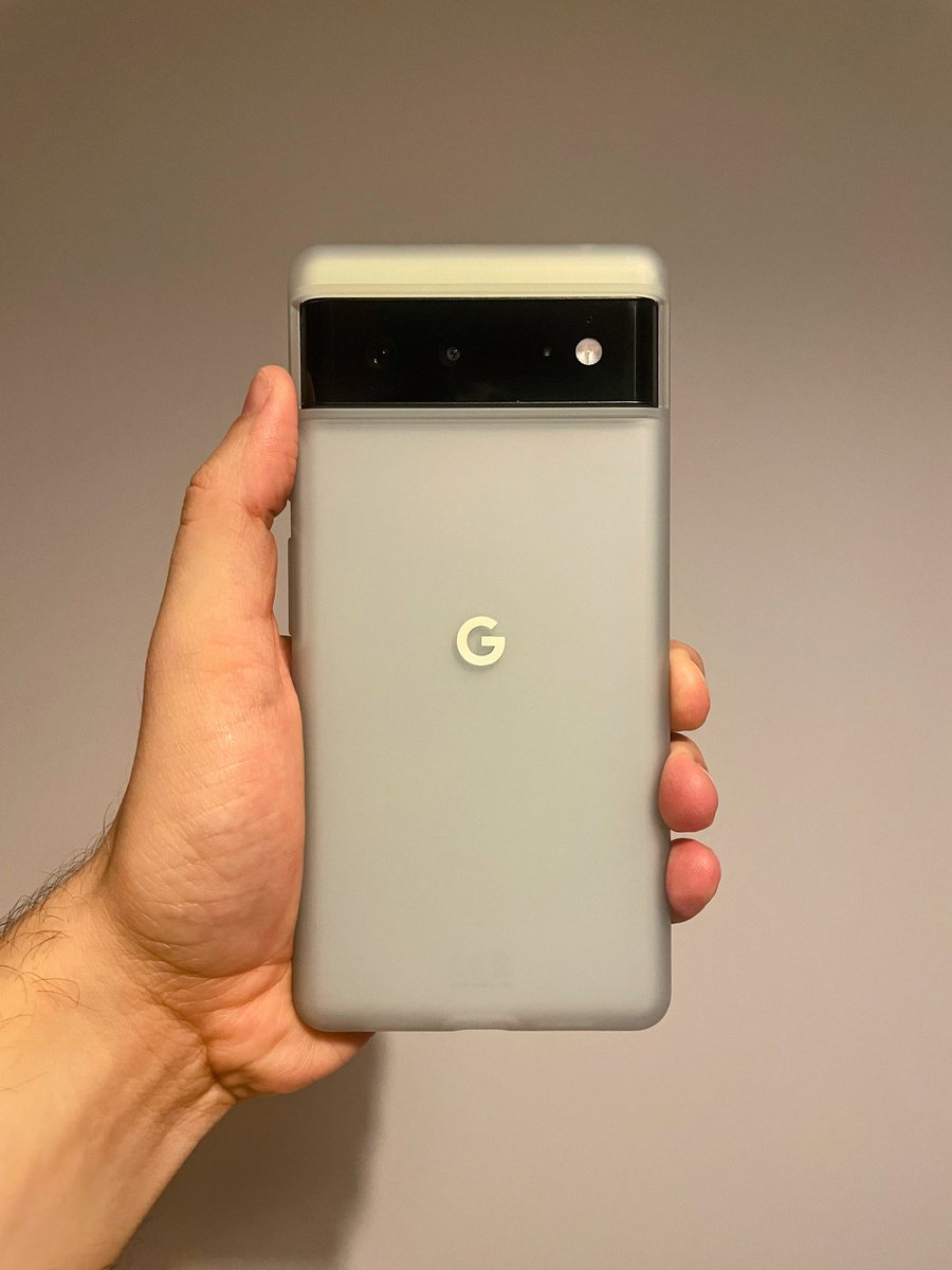 Czujny's tweet photo. #Pixel6Case #teamPixel, czyli etui plastikowo-gumowe etui w 30% wykonane z plastiku z recyklingu.

Bardzo przyjemne w dotyku, całkiem schludnie ochrania lotniskowiec aparatów, fajny klik przycisków, oczywiście pod kolor Pixela ;)

O dziwo uważam, że jest lepsze niż Fabric Case. https://t.co/bTQj5PJ1no