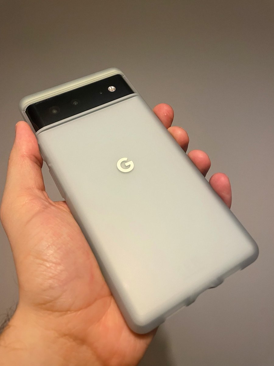 Czujny's tweet photo. #Pixel6Case #teamPixel, czyli etui plastikowo-gumowe etui w 30% wykonane z plastiku z recyklingu.

Bardzo przyjemne w dotyku, całkiem schludnie ochrania lotniskowiec aparatów, fajny klik przycisków, oczywiście pod kolor Pixela ;)

O dziwo uważam, że jest lepsze niż Fabric Case. https://t.co/bTQj5PJ1no