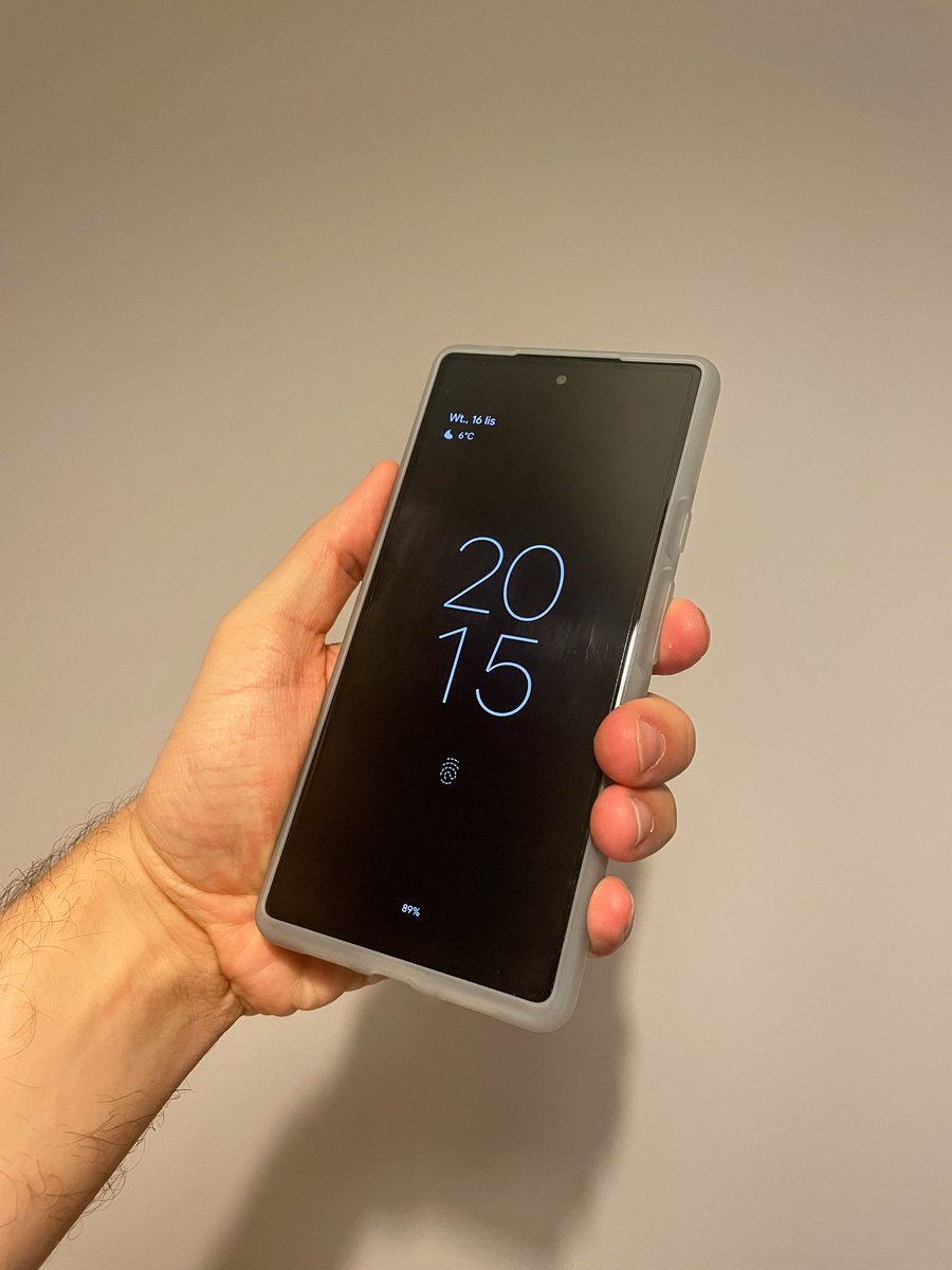 Czujny's tweet photo. #Pixel6Case #teamPixel, czyli etui plastikowo-gumowe etui w 30% wykonane z plastiku z recyklingu.

Bardzo przyjemne w dotyku, całkiem schludnie ochrania lotniskowiec aparatów, fajny klik przycisków, oczywiście pod kolor Pixela ;)

O dziwo uważam, że jest lepsze niż Fabric Case. https://t.co/bTQj5PJ1no