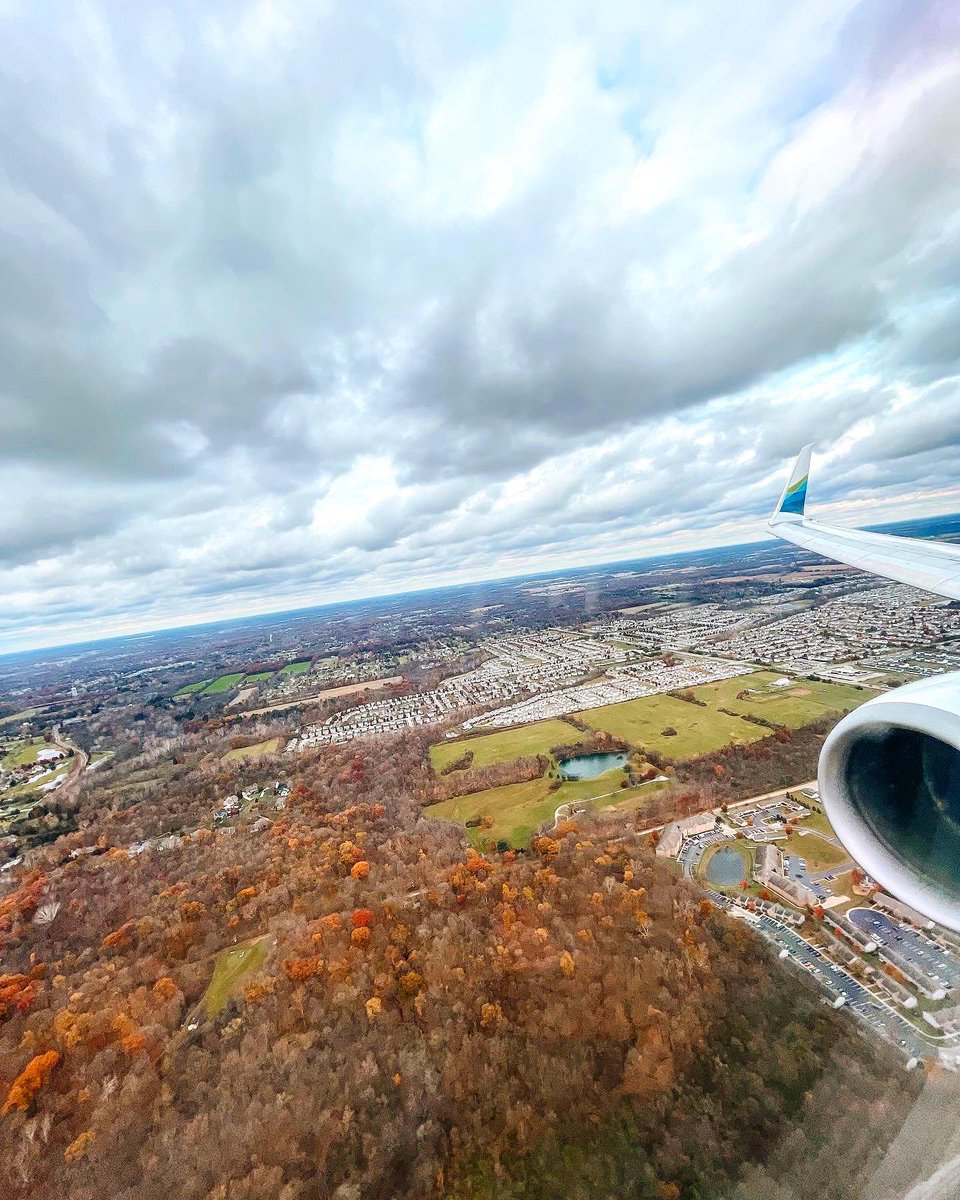 columbusairport's tweet image. Fall colors below make for a beautiful approach into CMH 🍂🍁 

@AlaskaAir | #FlyCMH