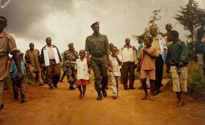NtahirajaThren1's tweet photo. Chers patriotes burundais, saviez-vous que le SG du Parti CNDD-FDD SE ⁦@R_Ndikuriyo⁩ est un des héros ordinaires de la démocratie au #Burundi ? A lui tous mes sincères remerciements ainsi qu’à tous les combattants qui se sont sacrifiés pour défendre la démocratie au Burundi https://t.co/YLAMHx0fhH