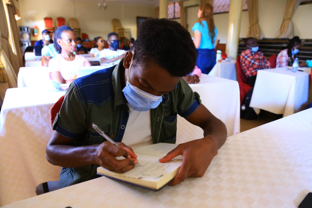 IMChallengeug's tweet photo. 🗒️ ✍🏾 

It is important for journalists to record information from different sources into meaningful &amp; summarized formats.

#MediaFellowshipUg https://t.co/ZCBXBzUbvC