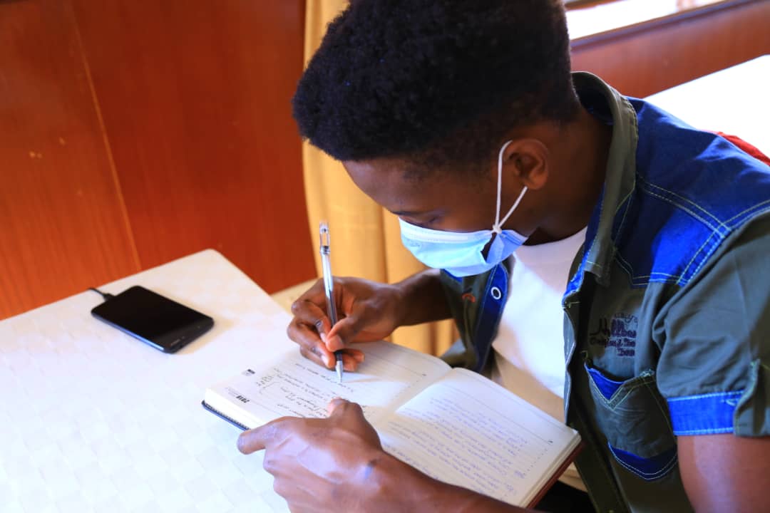 IMChallengeug's tweet photo. 🗒️ ✍🏾 

It is important for journalists to record information from different sources into meaningful &amp; summarized formats.

#MediaFellowshipUg https://t.co/ZCBXBzUbvC