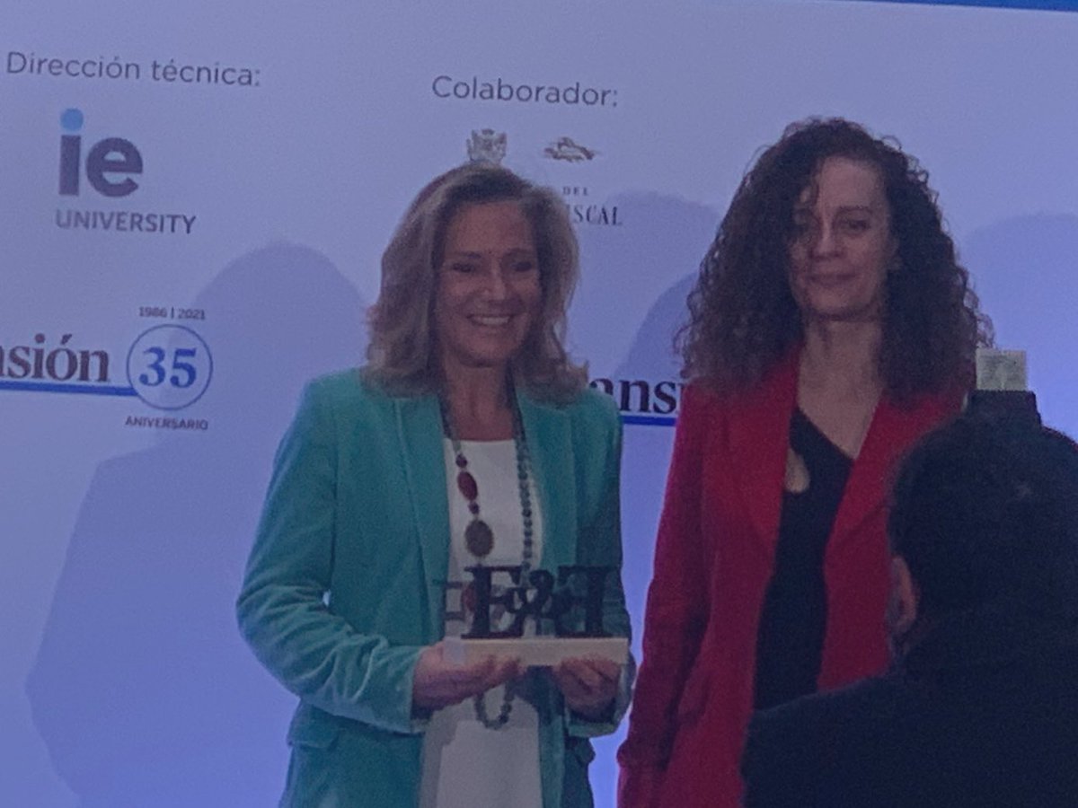 jmchapado's tweet photo. Habitual siempre entre los premiados es @AbbVie_ES
Merecido premio que recoge Yolanda García de mano de @montsemateos
En la misma foto dos personas a las que admiro y aprecio https://t.co/NRl3t0eXl2