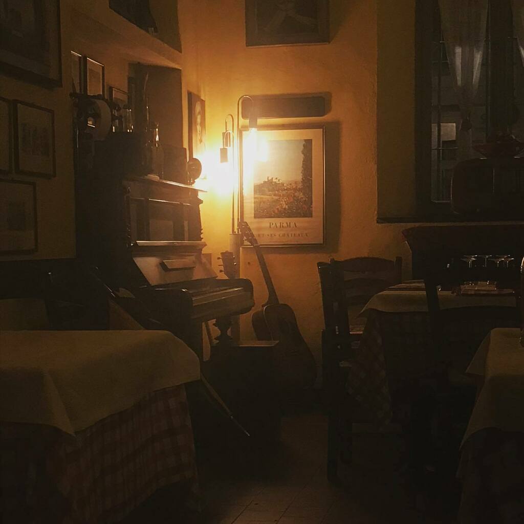 Ingredienti per una cena perfetta:

• Luci soffuse 

• Torta fritta

• Tagliere preziosi

• Lambrusco 

• Musica #jazz 

@trattoriacorrieri #parma#parmafood #parmacentro #instagood #instagram #italia #italy🇮🇹 #food instagr.am/p/CWWSThCsisF/