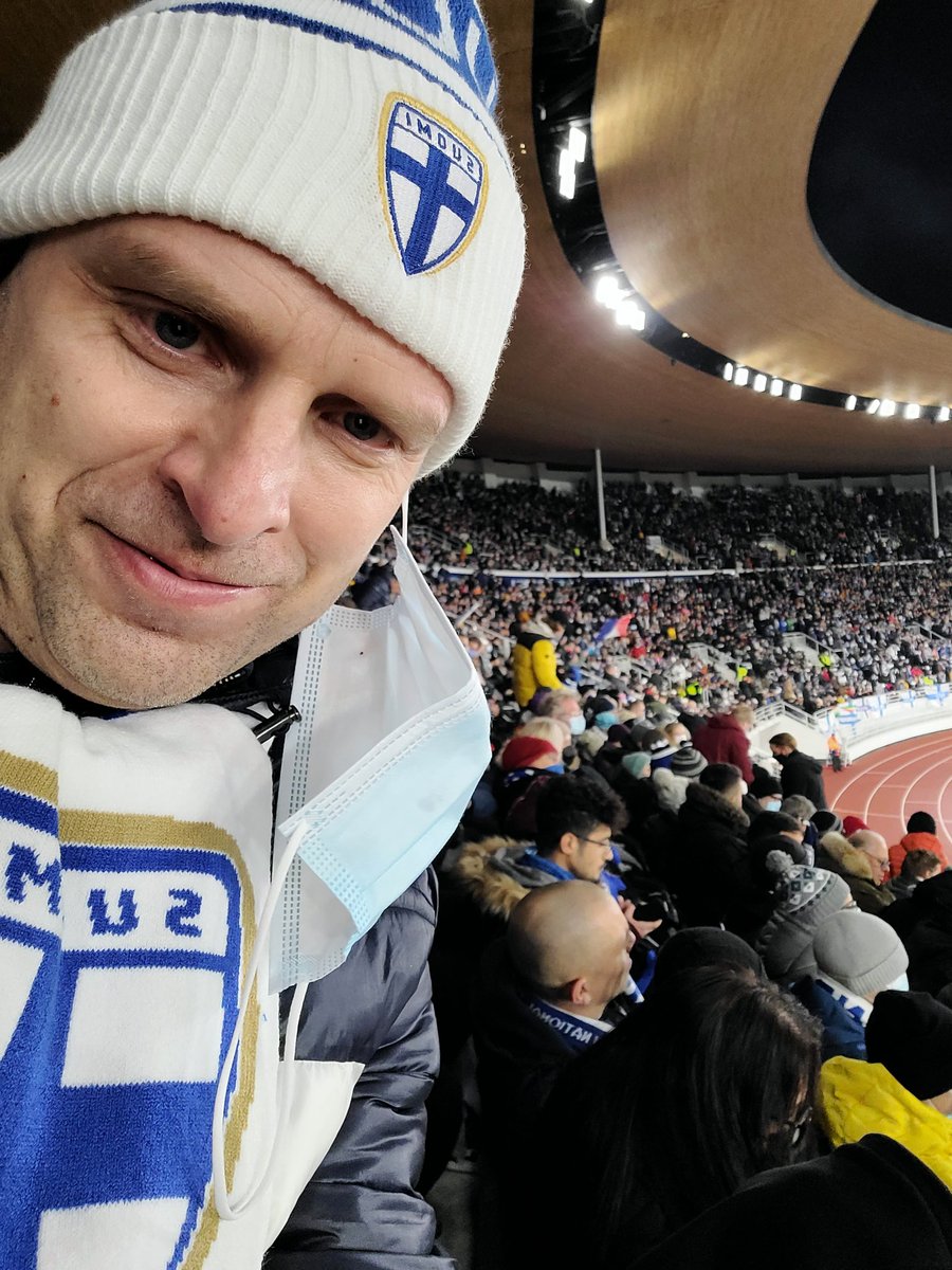 Päivällä #Ässäduunissa Finlandia talolla #Ässäpäivä n juonnoissa, mutta nyt #Futisbuumissa Olympiastadionilla! #OiSuomiOn #Huuhkajat ⚽️🇫🇮