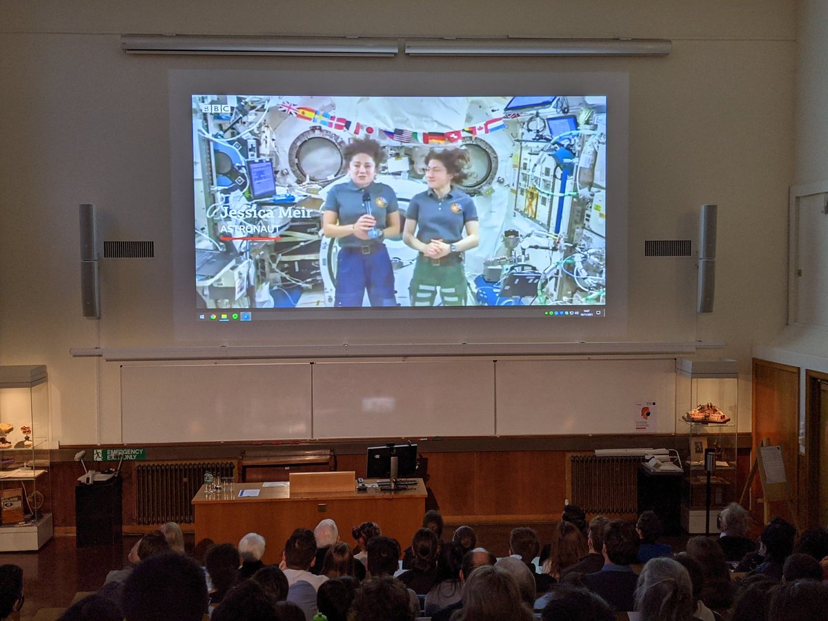 clcortex's tweet photo. @Astro_Jessica shared with us at #DPAG @UniofOxford her inspiring journey: from microgravity to the oceans to space, driven by her curiosity and wonder of the natural world #NASA #firstspacewalk #tothemoonandback @DPAGPostdoc @DPAGAthenaSwan https://t.co/2fDvXsqVHL