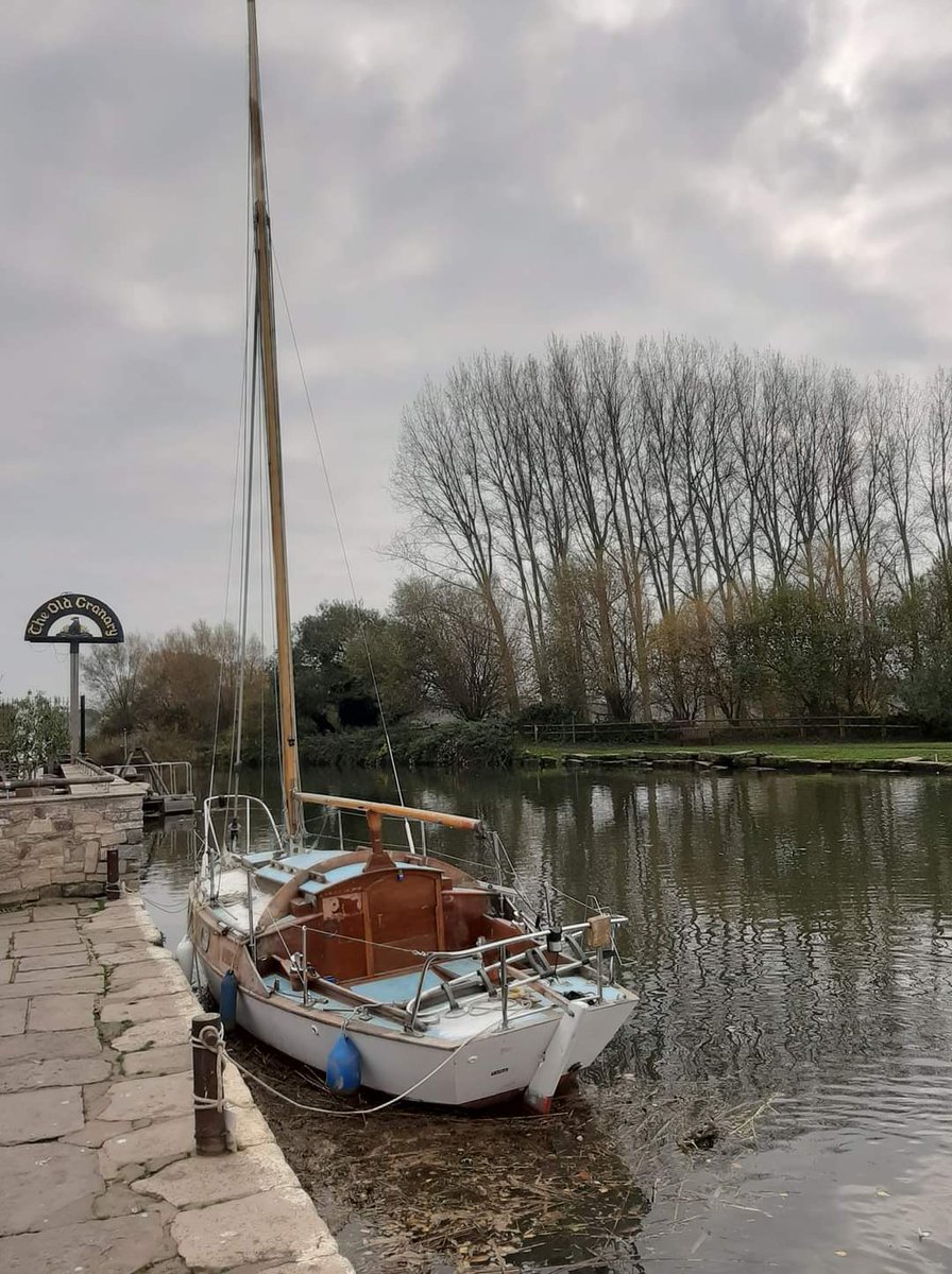 BRADEYchris's tweet photo. #TownQuay #Wareham #Dorset yacht at ebb tide https://t.co/giosvs1pKW
