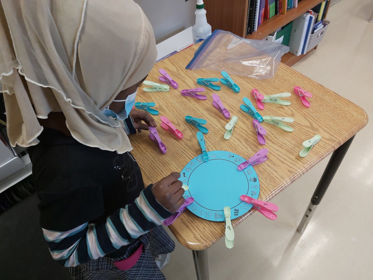 Msloncke's tweet photo. Students loved matching the upper and lower case letters and beginning sounds in words. #tactile #phonemicawareness https://t.co/pQzsWKJHyP