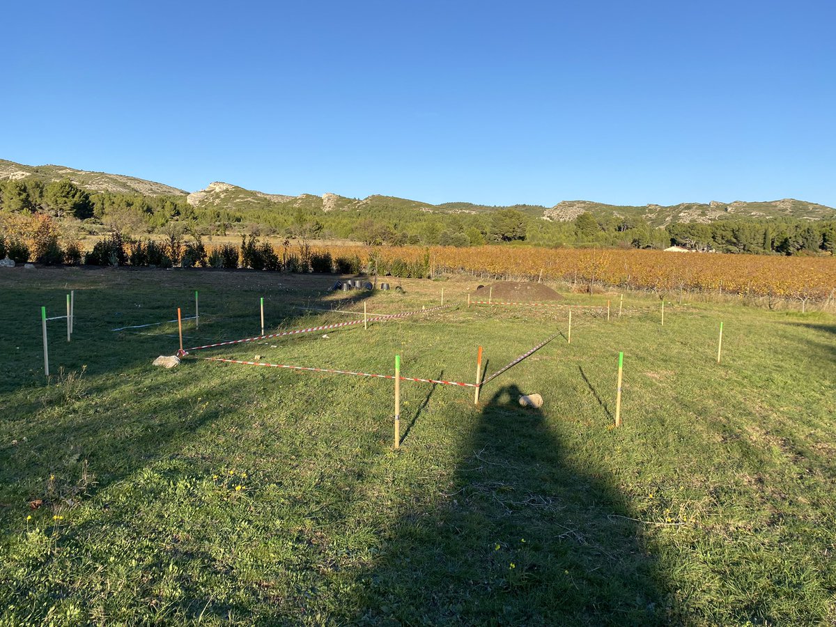 NaturePrestige's tweet photo. Quoi de neuf chez @NaturePrestige 

Nous attaquons la construction d’un nouveau bassin. Cet étang de 150 m2 apportera fraîcheur et constituera une belle réserve d’eau.
Aujourd’hui, implantations avant le début du terrassement demain.

#bassin #piscinenaturelle #jardinaquatique https://t.co/4mnPTUEo37
