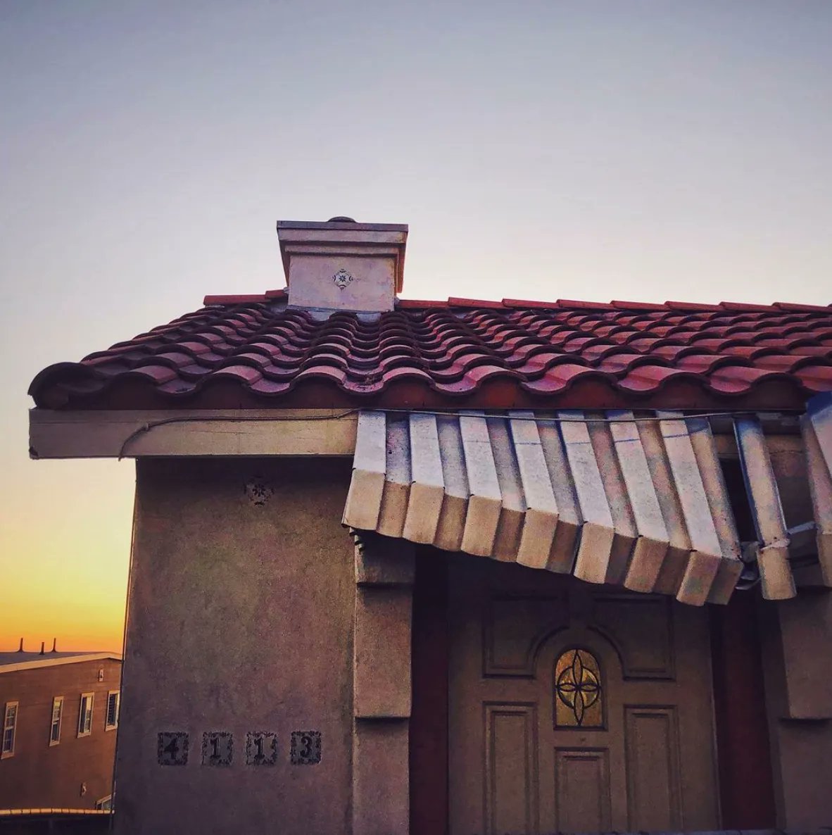 itsOsoPorto's tweet photo. Insta 2yrs ago: Broken hearts club. #beachtown #neighborhood #elporto #streetscene #bungalow #demolition #anotheronegone #RIPelporto #manhattanbeach #notnorth #losangeles #mydayinla https://t.co/SOJwawd8qj https://t.co/xkWQcGZFVt