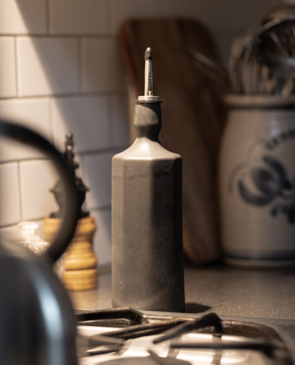 thebrightangle's tweet image. Did you know that our elixir bottles keep your olive oil fresh for longer? Because the porcelain protects the sensitive oil from light, heat and air, it makes the perfect container for your kitchen!  

l8r.it/ENg6