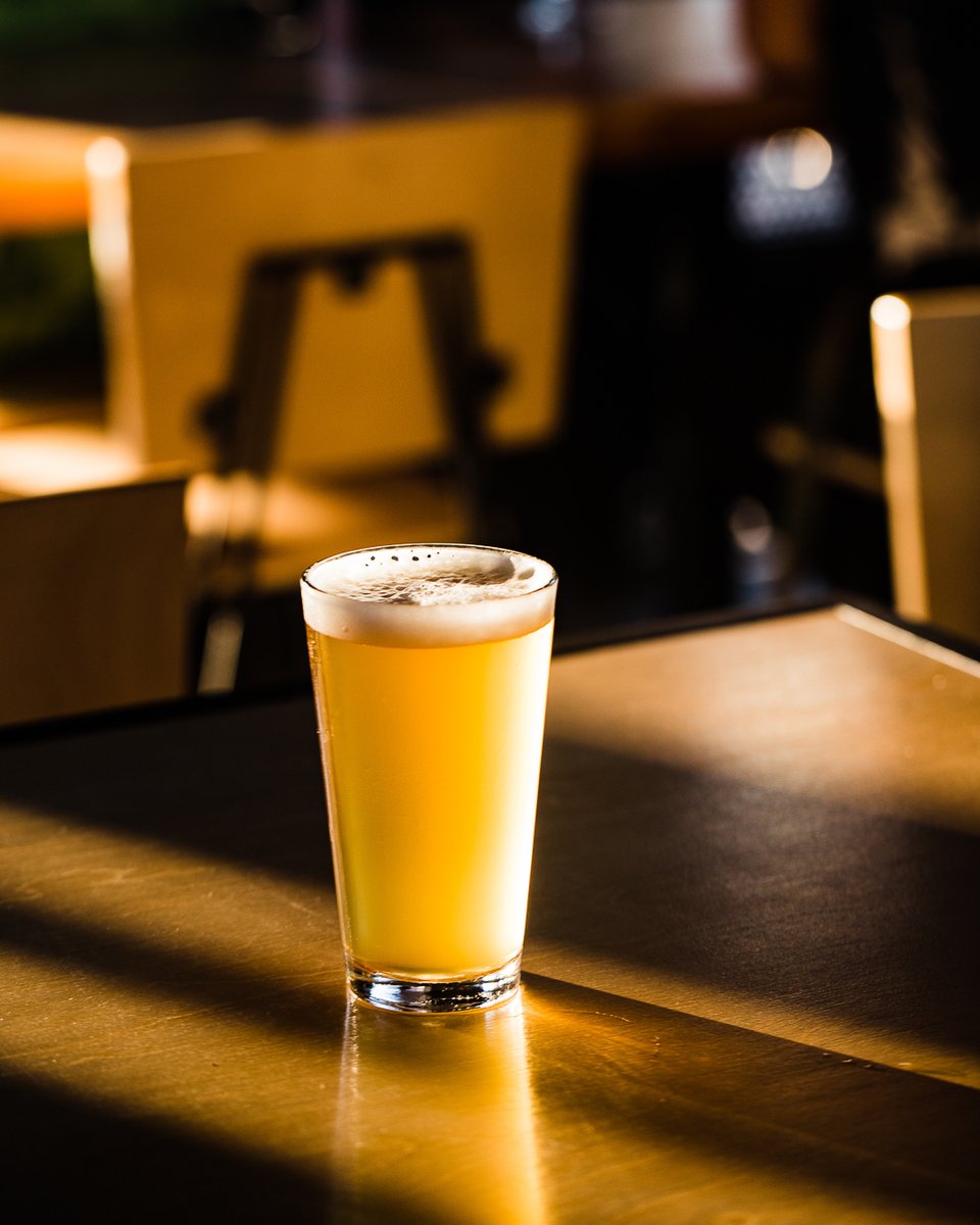 insurgentebrew's tweet photo. Otra de las nuevas 😉

Lechuza — Belgian White c/ cáscara de naranja

Aroma dulce, con notas intensas a chicle, naranja, miel y ligeras notas a clavo en el fondo. Una apariencia amarillo paja con bastante turbidez, espuma blanca y cremosa. 4.9% alc. vol.

¡Ya disponible! https://t.co/rnVmppy82X