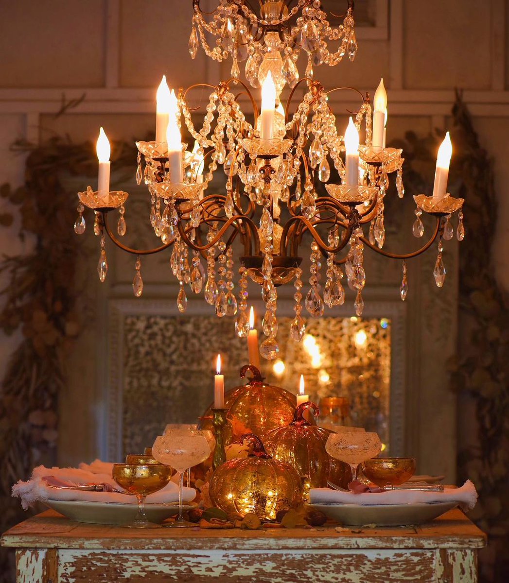 balsamhill's tweet photo. Here's Thanksgiving décor that easily transitions into Christmas season. In her lovely barn, Courtney of @FrnchCntryCttge envelops her thanksgiving tablescape in warm and cool earthy hues, and adds shimmering and flickering accents. ⁠https://t.co/y0RRleiWGO https://t.co/hEZYoUEPHi