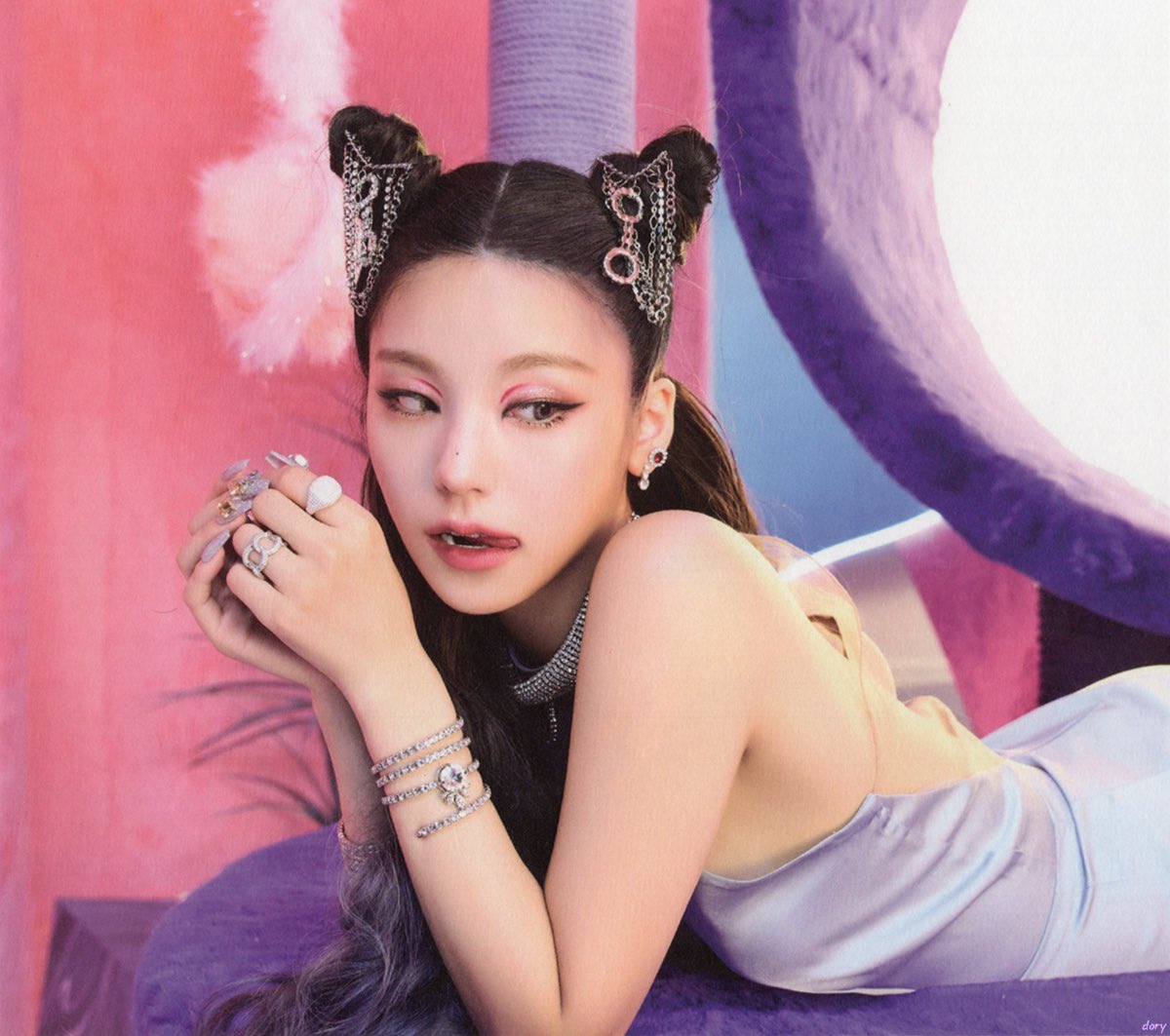 yejigallery's tweet photo. we need more of catgirl yeji https://t.co/mXhW8z6VwI