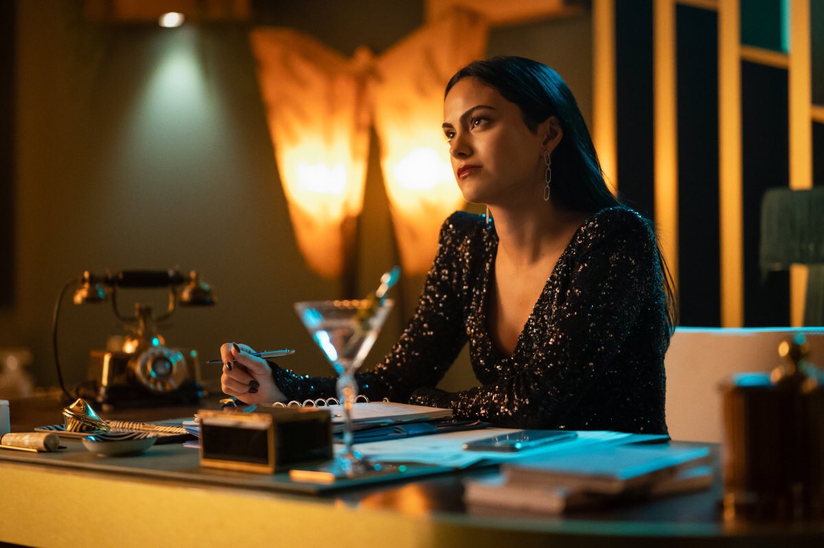 camicmendesbr's tweet photo. BUSINESS WOMAN! 

📷 Nova foto promocional do terceiro episódio da sexta temporada de Riverdale (6x03), “Mr. Cypher.” https://t.co/KYmeYaNENH