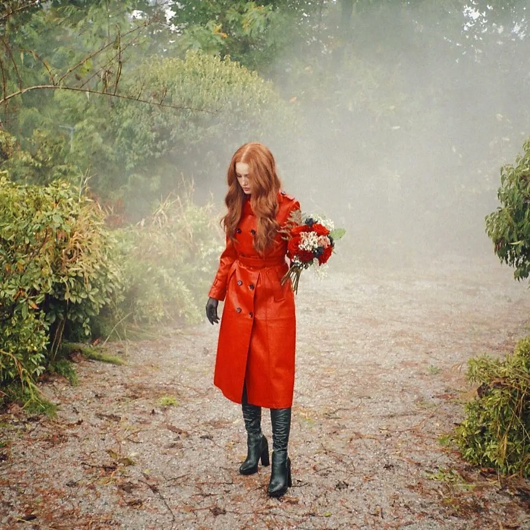 Riverlove_Br's tweet photo. 📸 Madelaine Petsch nos bastidores do episódio desta noite 6x01.

"descobra de quem é o sangue que está na minha cara no evento de cinco episódios de Riverdale que vai ao ar hoje à noite 🩸💀" https://t.co/QCJzqI7WJ2
