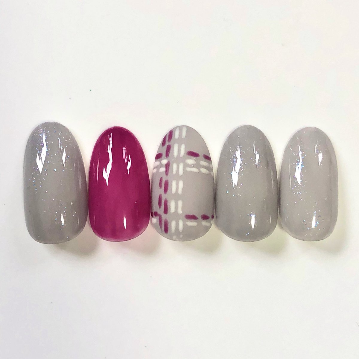HOMEI_nail's tweet photo. 昨日インスタを始めた ゆりりです🙋♀️
アレンジ沢山投稿しよう💖
チェック柄ネイル💅
点線のチェック模様なので
線を引きやすいです✏︎
今日もアトリエで
お待ちしております😊
京橋アトリエ ゆりり
#NE54 #NE18 #WG31 #WG1 #マットトップジェル #スペシャルトップジェル https://t.co/WFx1KQHwnt