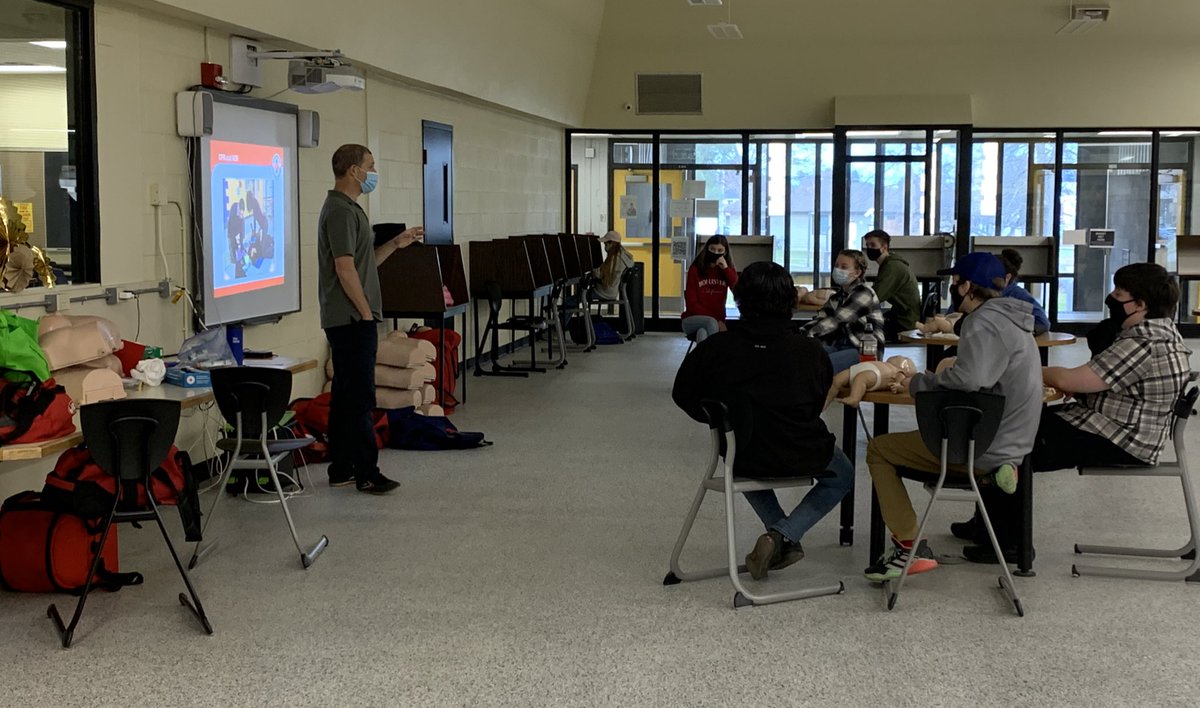 STheilheimer's tweet photo. 28 newly First Aid/CPR/AED certified students @FellowesHighSch this week thanks to the @RCDSB @SHSM program and @OVFirstAid https://t.co/cpeesA7fS0