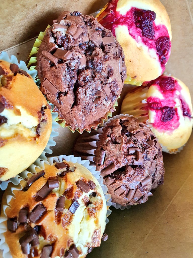 Kupcakewrangler's tweet image. 1 box kauta mai🎶🎶
White chocolate berry
Double chocolate and
Vanilla chocolate chip

All dairy free and ready @ManaCoffeeFiji 

#ladykupcake #manacoffee #muffinbox