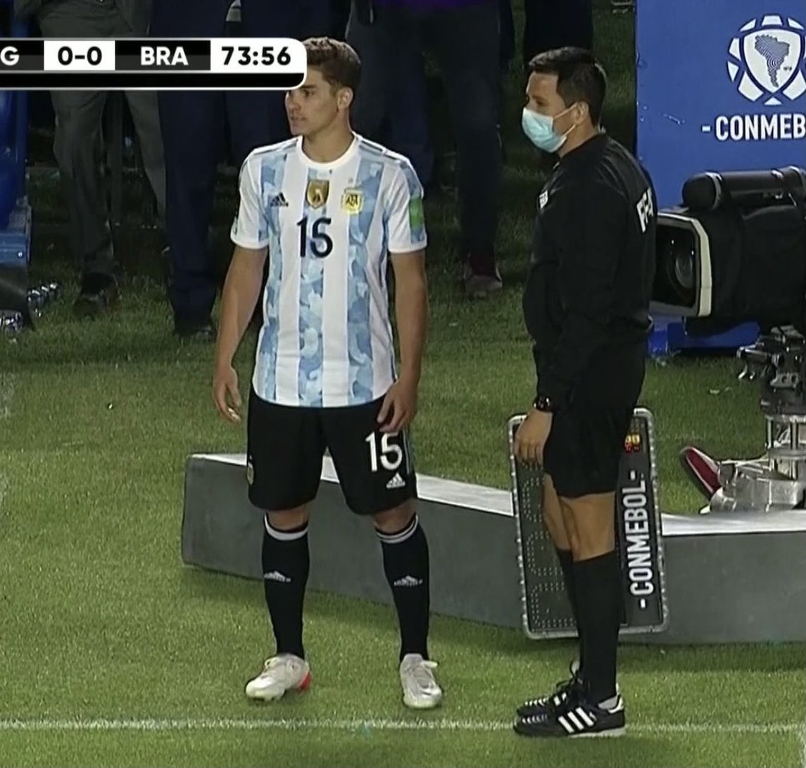benitosdr10's tweet photo. 2011: Julián Álvarez le pide una foto a Ángel Di Maria en Madrid.
2021: Julián Álvarez reemplaza a Di Maria en un Argentina-Brasil.

Las vueltas de la vida. https://t.co/jiBeIDYRY7