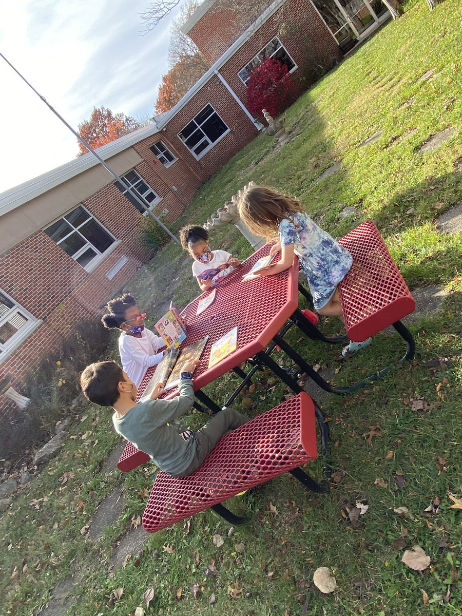 MsKGates's tweet photo. It’s 74° in November!! So we took our small group reading time outside and enjoyed the sunshine, warm air, and our fabulous courtyard. We can learn anywhere! #autumn #aplaceinthesun #books #center58 📚📖🤍 https://t.co/Ys1PpFKRlf