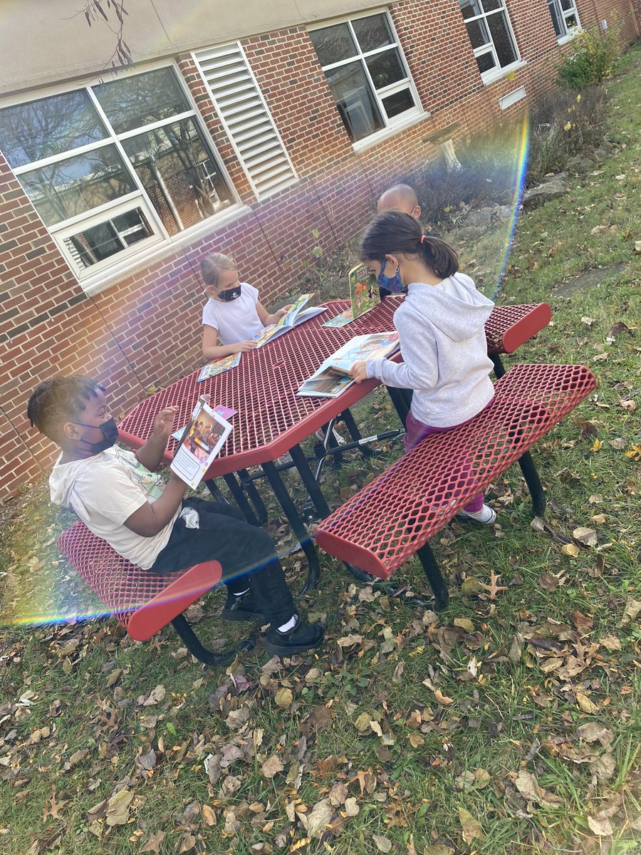 MsKGates's tweet photo. It’s 74° in November!! So we took our small group reading time outside and enjoyed the sunshine, warm air, and our fabulous courtyard. We can learn anywhere! #autumn #aplaceinthesun #books #center58 📚📖🤍 https://t.co/Ys1PpFKRlf