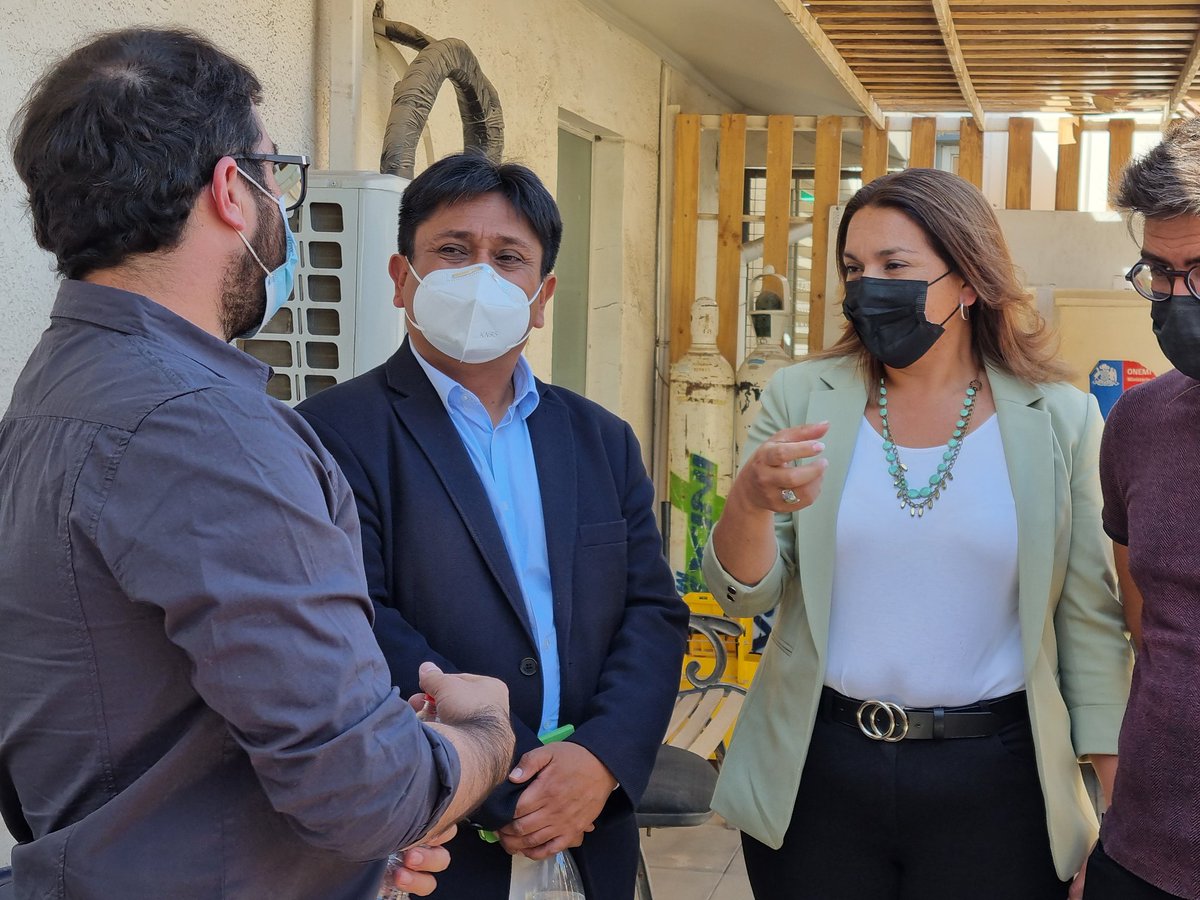 GOREAntofagasta's tweet photo. 📍Sierra Gorda necesita mejoras urgentes. A su Posta Central, sus Liceos y Espacios Públicos. Esas problemáticas son las que hoy visitó nuestro gobernador .@RicardoDiazC junto a la alcaldesa de la comuna, Deborah Paredes ✅

Juntos construyendo región🤝🏻💚 https://t.co/CeOEd3wHrS