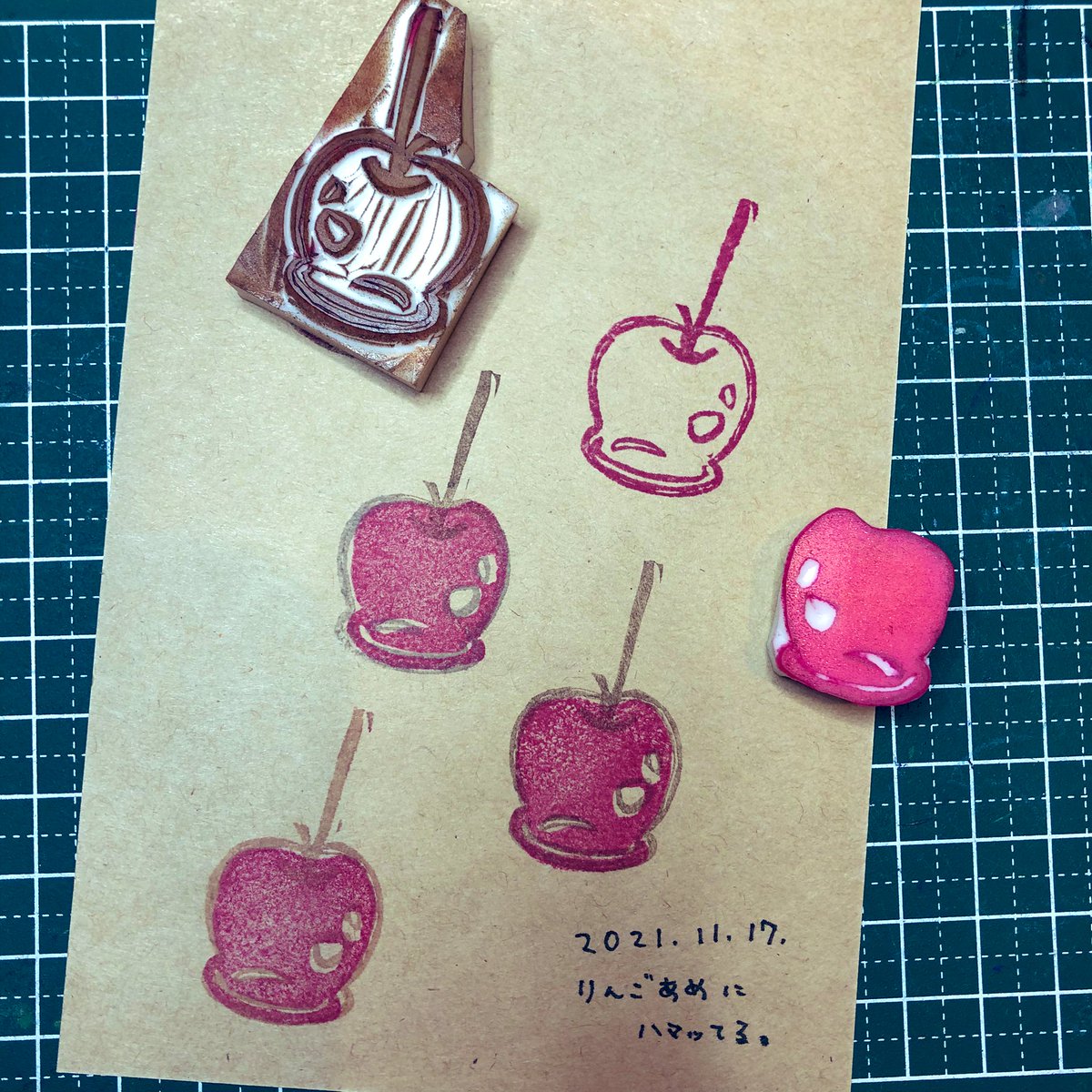 michiko_mito's tweet photo. りんご飴🍎にハマってる。#消しゴムはんこ #stampmaking https://t.co/AIbok3Eti1