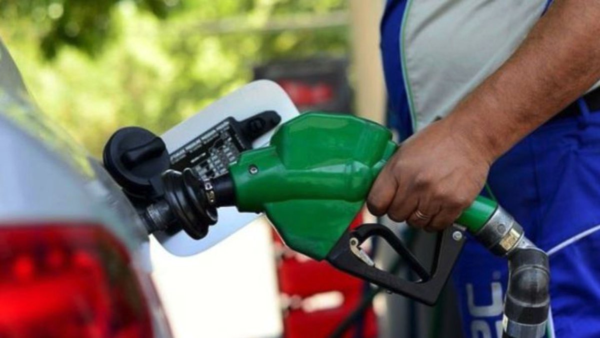 MagxSichel's tweet photo. Hace unas semanas Magallanes se movilizó y cortó las rutas por el alza en los combustibles. ¿Saben qué candidato propone subir los impuestos a los combustibles? Si, el diputado por Magallanes @gabrielboric. https://t.co/RrvW3KIjIG