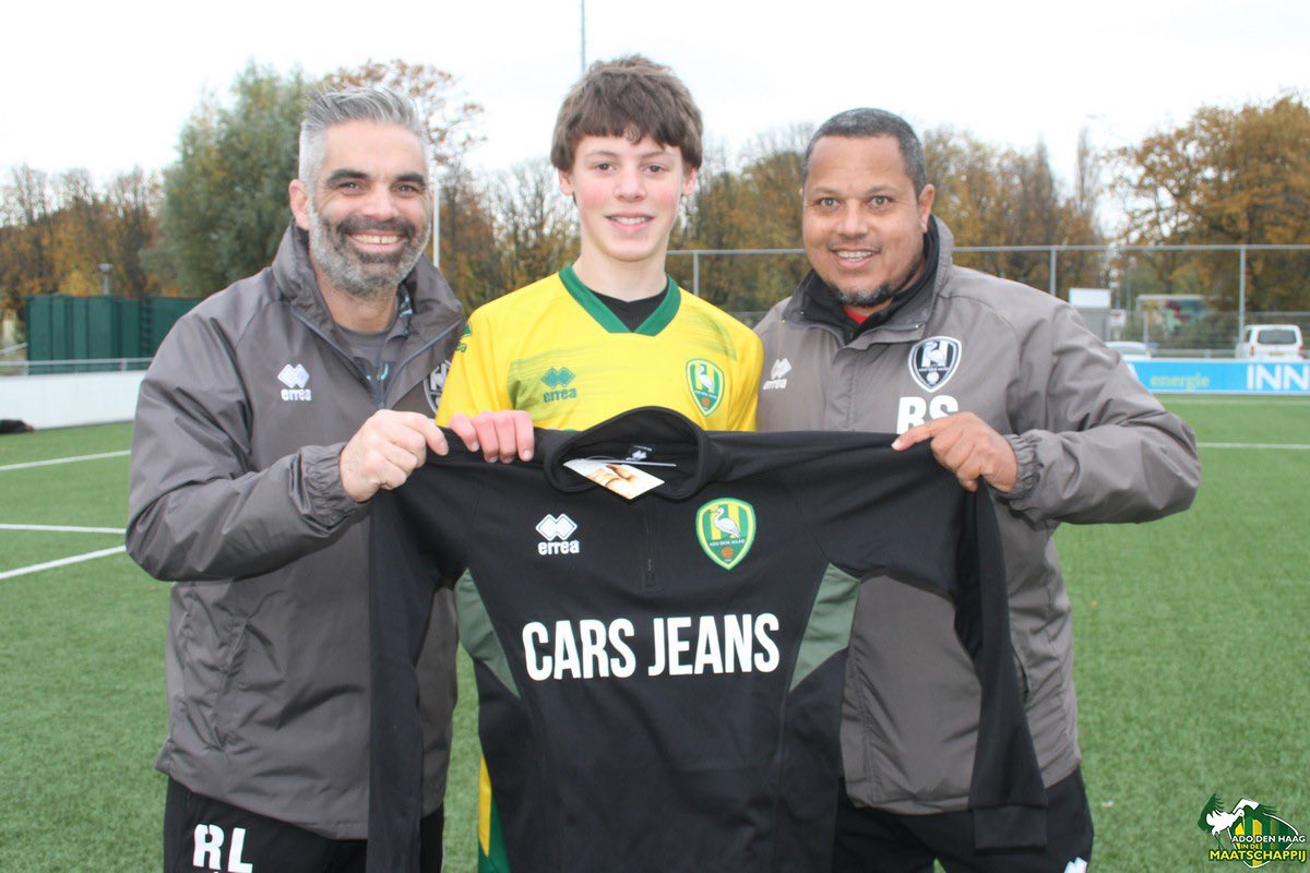 RonaldSamson71's tweet photo. De @ADODenHaag G-Storks ontvingen vandaag na de training hun trainingspak. Noah mocht het eerste exemplaar in ontvangst nemen. Trainers Ronald en Remco verzorgden weer een fantastische training met als thema: Aanvallen! #Menzis #PLYRS #Morethanfootball https://t.co/iOdIJm35xW