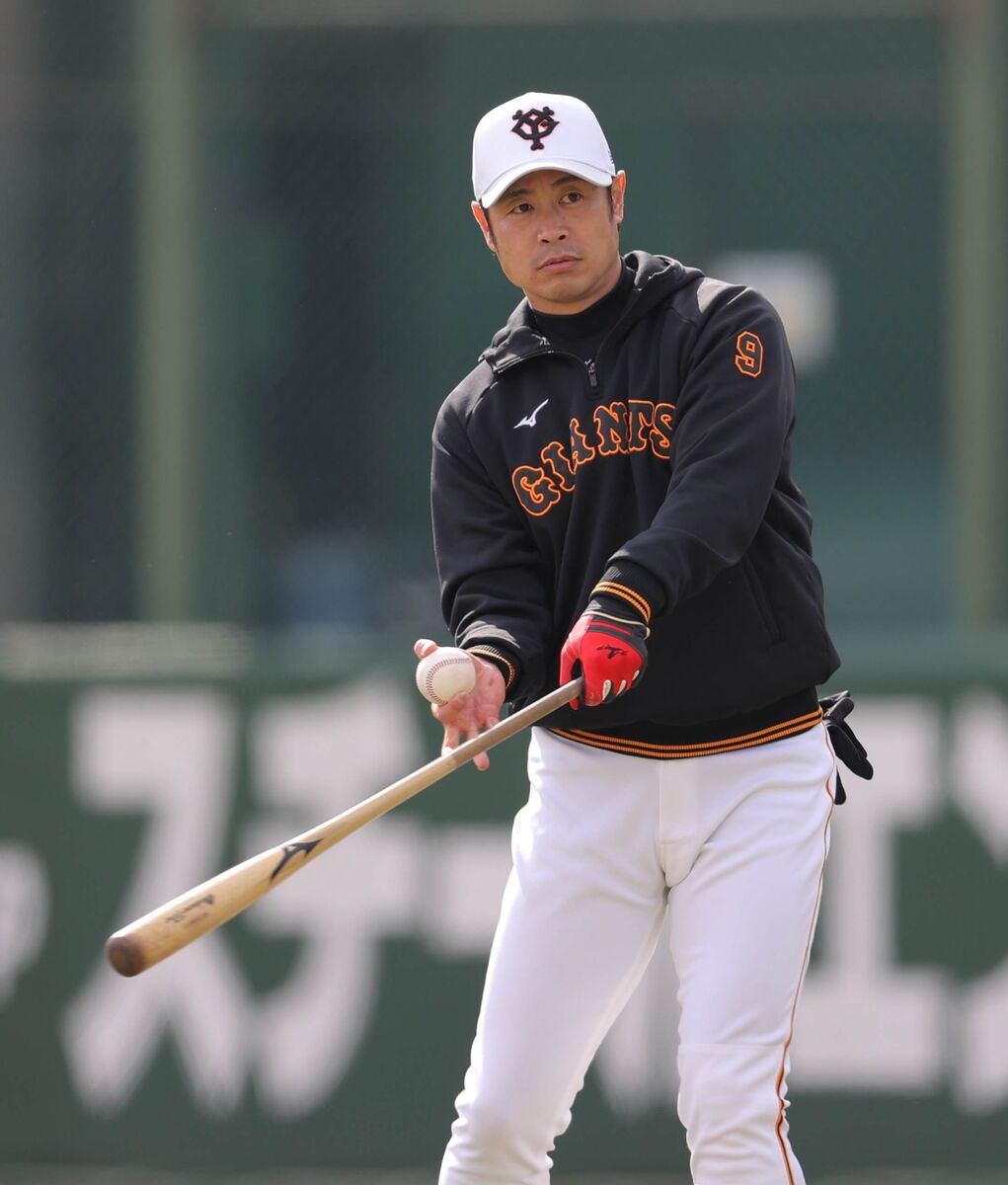 巨人 】 #亀井善行 1軍外野守備兼走塁コーチ、指導者デビュー！左袖に