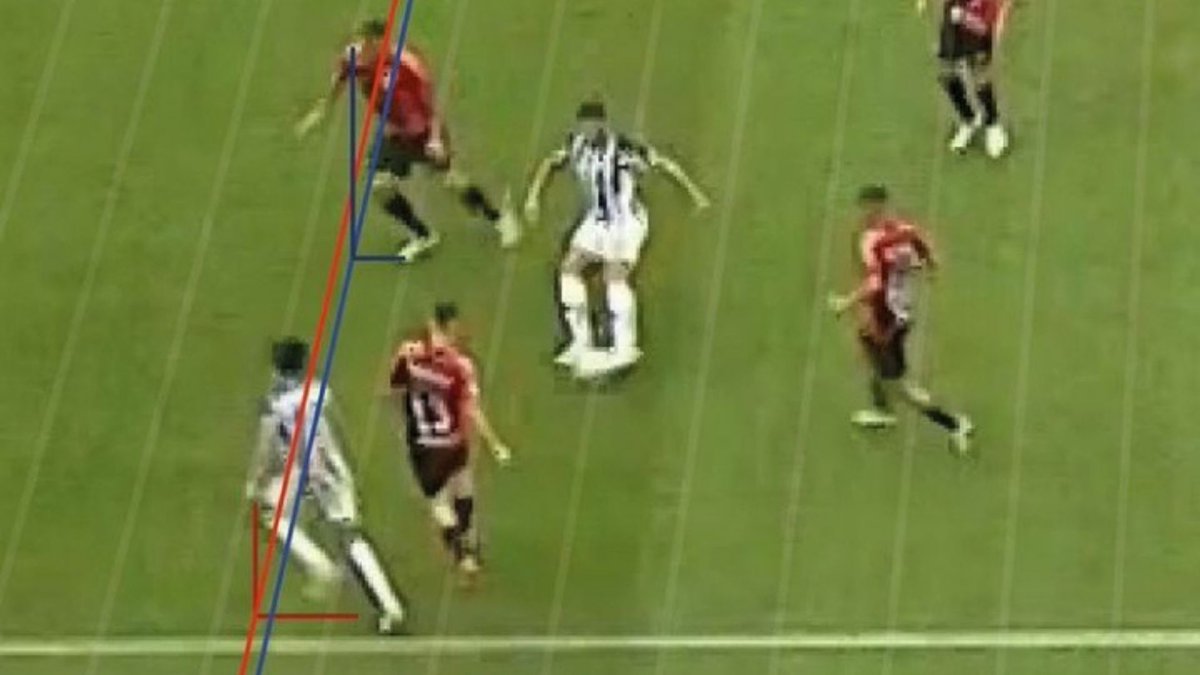 urubu_interativ's tweet photo. MARCARAM A LINHA DE IMPEDIMENTO NO BRAÇO DO DEFENSOR DO ATHLÉTICO PR, AO INVÉS DE MEDIR NA LINHA DO OMBRO. VERGONHOSO ESSE VAR!!! ENTREGA LOGO A TAÇA PARA O ATLÉTICO MINEIRO https://t.co/wneY8YGTfk