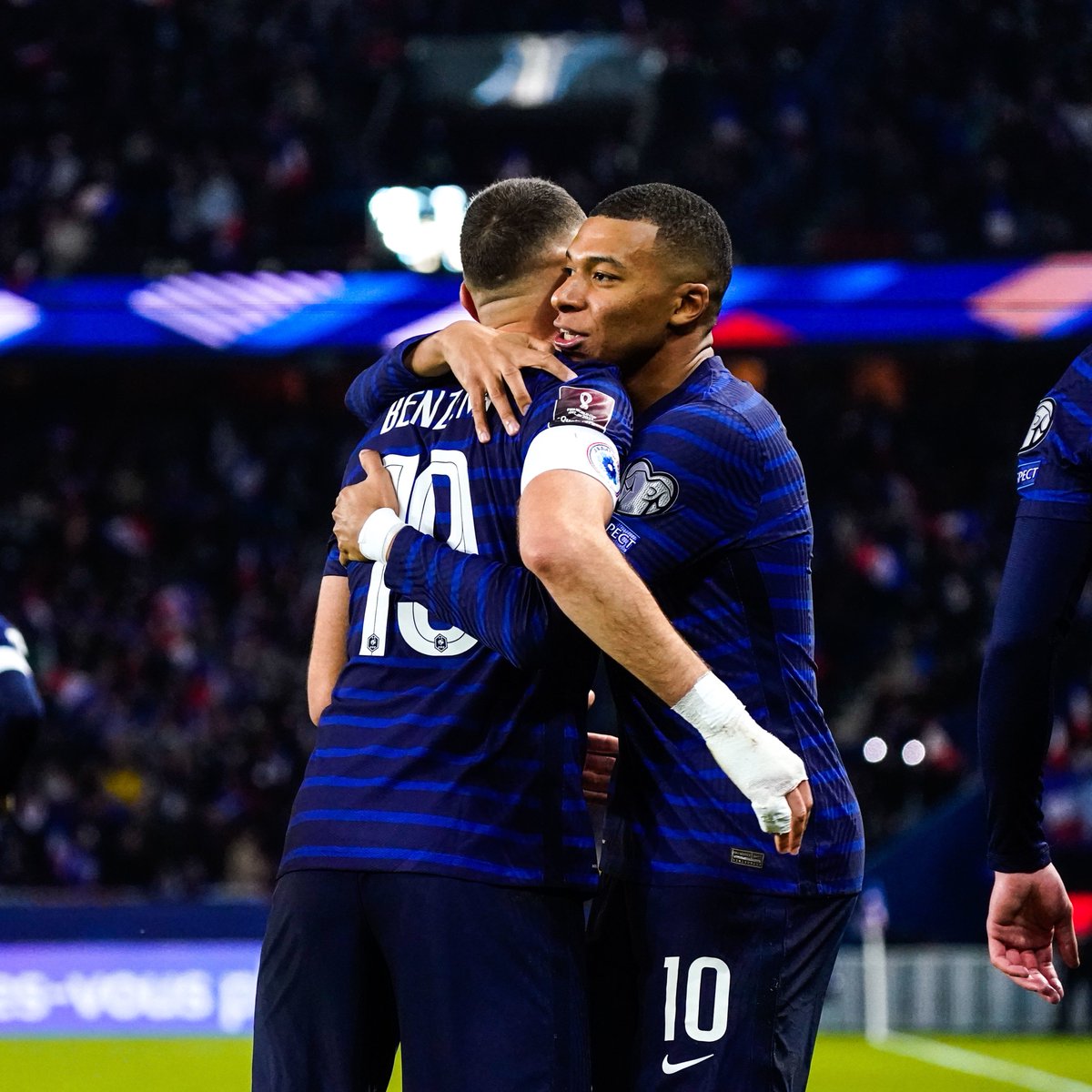 ActuFoot_'s tweet photo. Benzema x Mbappé 🇫🇷🥵 https://t.co/PLaEhsSzll
