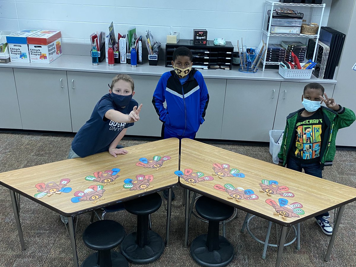 TomlinsonMary14's tweet photo. In math today we worked on subitizing. Thatβs knowing our numbers quickly! We had quite a workout building these turkeys quickly! #subitizing #bigmathword #seeitknowit #gofast @VV_Voyagers https://t.co/9GCRj5eWHj