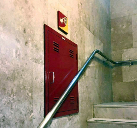 Itsadmok's tweet photo. Rezando para que no se prenda fuego el edificio. https://t.co/7iopkzoAcs