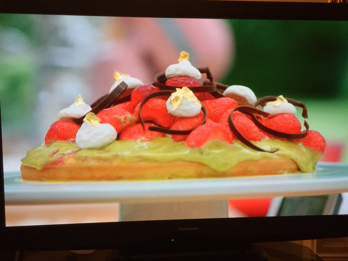 Caipan0's tweet photo. #GBBO  This is somehow good enough to make it to the final 🤷‍♂️ https://t.co/mWVQENKq8X