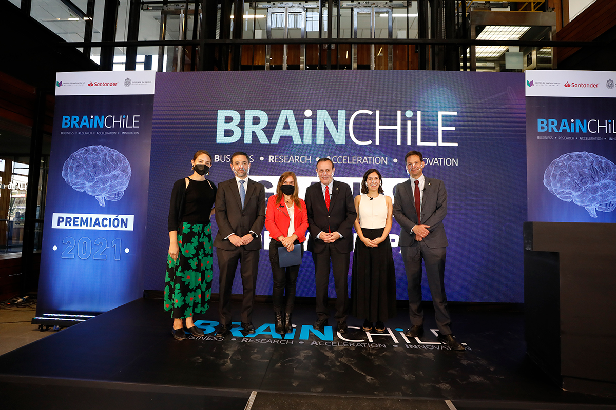 CentroinnovaUC's tweet photo. ¡Estamos felices porque tras un proceso de aceleración de cuatro meses, ya tenemos a los ganadores de #BRAINChile2021🎉✨!
Coronando como primer lugar a #RetinaRX👏, en segundo lugar #Rutawan🥈, #Paperlux🥈 y #Tinittus🥈. Por otra parte, el premio del público fue para #BMWS. https://t.co/irGvLkECMA