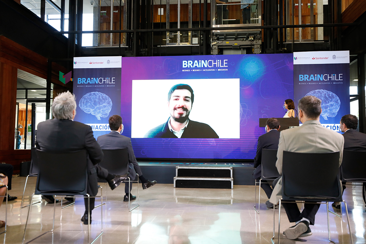 CentroinnovaUC's tweet photo. ¡Estamos felices porque tras un proceso de aceleración de cuatro meses, ya tenemos a los ganadores de #BRAINChile2021🎉✨!
Coronando como primer lugar a #RetinaRX👏, en segundo lugar #Rutawan🥈, #Paperlux🥈 y #Tinittus🥈. Por otra parte, el premio del público fue para #BMWS. https://t.co/irGvLkECMA