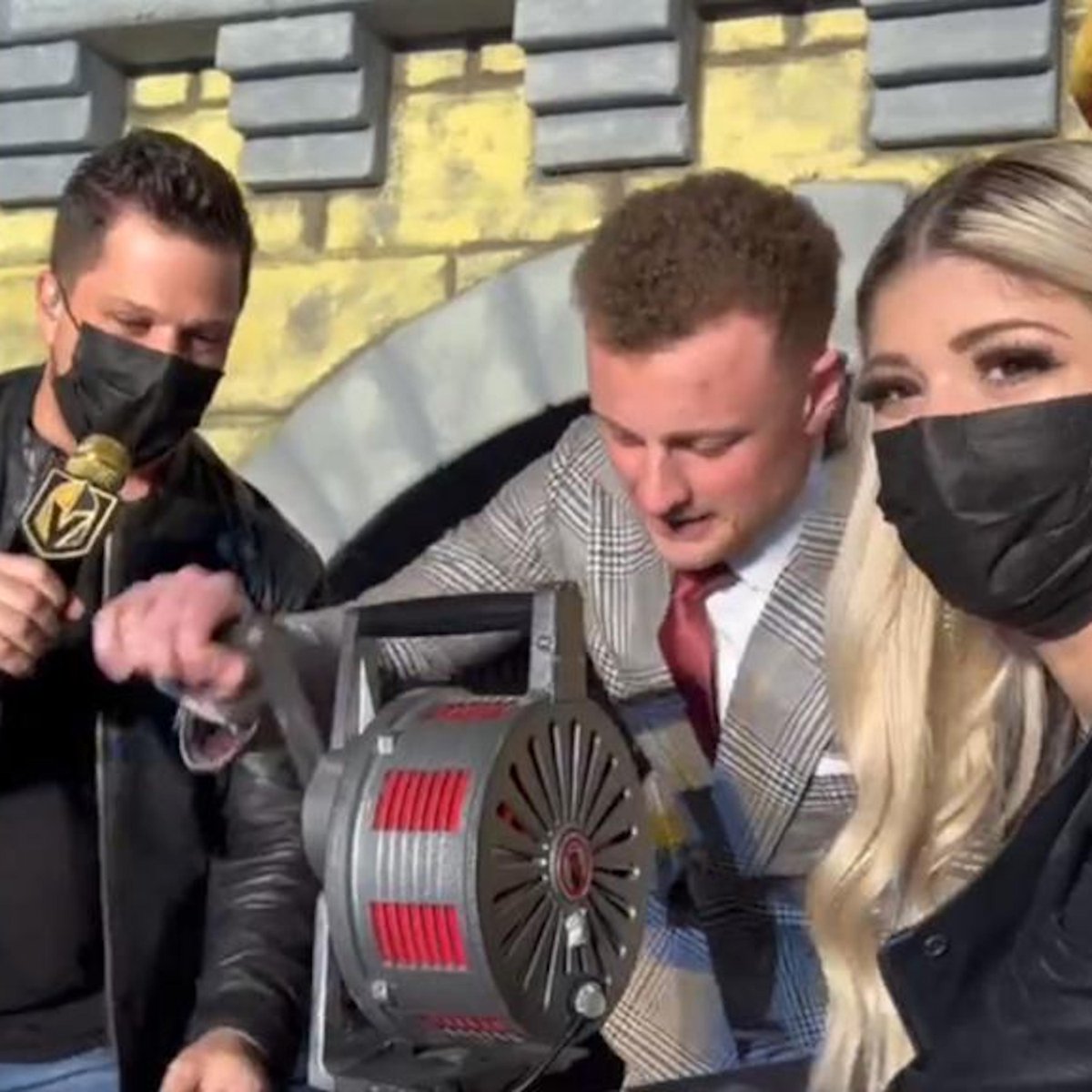 NEW🏒POD: Eichel’s Out

1: Jack Eichel (finally) has surgery, what nxt for Buffalo Sabres?
2: Covid strikes again. Ottawa Senators get relief
3: Seattle ⬇️  LA Kings &amp; Anaheim Ducks ⬆️

With @ClareFreeman_ &amp; <a href="/craigjones29/">Craig Jones</a>

Listen >
apple.co/3nExCCu
spoti.fi/3qkO1hf