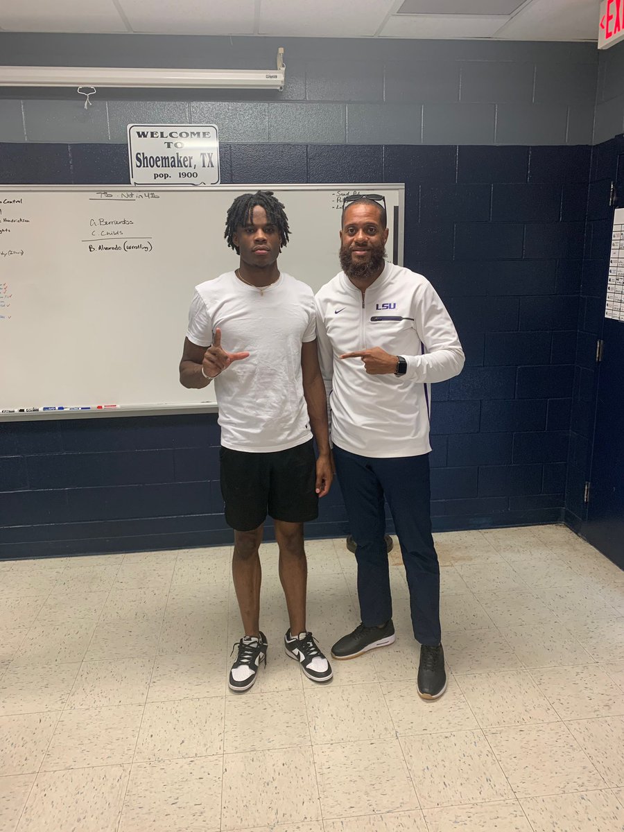 Alijawon2's tweet photo. LSU paid a visit to check on some horses in the stable @KhamariTerrell @LSUCoachBrazell @ShoeWolfPack
#ShoeSpeed #Shoemakerfootball #LSUFootball #LSUTrack https://t.co/Yfelp1R4yk
