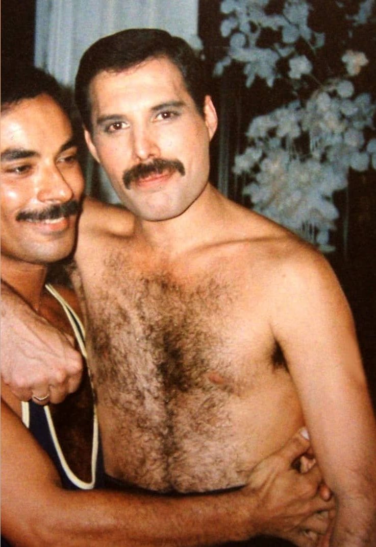 джим хаттон похороны. джим хаттон. джим хаттон друг фредди меркури. джим хаттон и фредди. питер фристоун и фредди меркури.