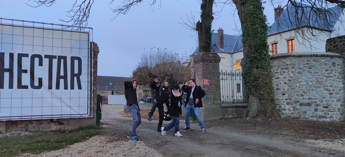 42chips's tweet photo. Aujourd'hui, l'équipe 42Chips est allée à la découverte de @HectarCo et a rencontré les étudiants de @42born2code en projets sur place.
Une véritable inspiration pour, on l'espère, de futurs projets et partenariats concrets et innovants ! https://t.co/l4kEoPIUYQ