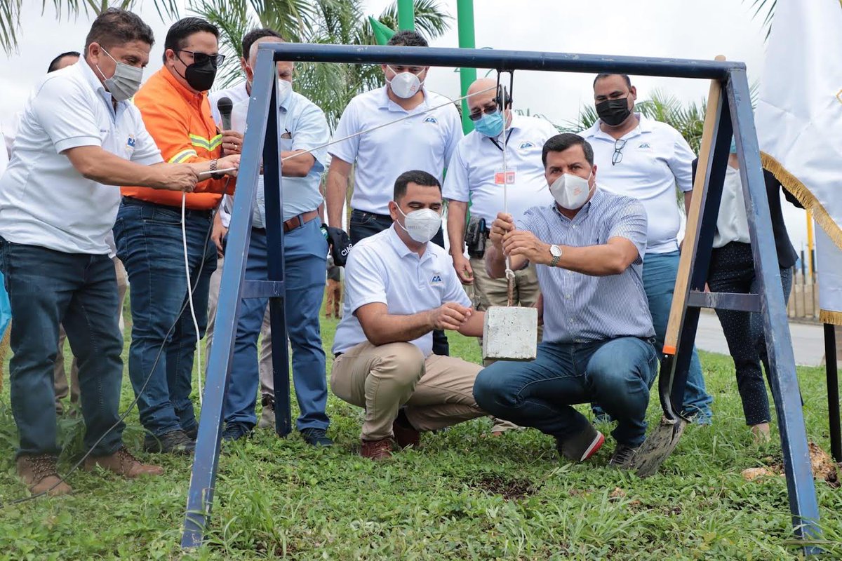 gt_cig's tweet photo. #CIGINFORMA Miembros de Junta Directiva 2019-2021, presidida por el Ing. Milton Danilo Santizo y el Alcalde Hugo Sarceño de Puerto Barrios, colocan la Primera Piedra para la Construcción de la Plazuela y Monumento al Ingeniero. https://t.co/rYCGDkehUy